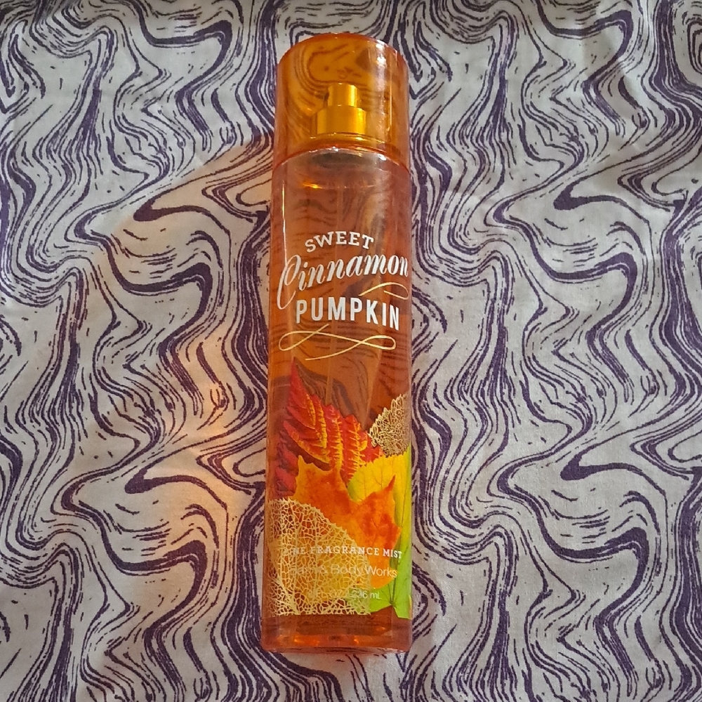 Bath & Body Works Sweet Cinnamon Pumpkin Fragrance Mist - Orange
